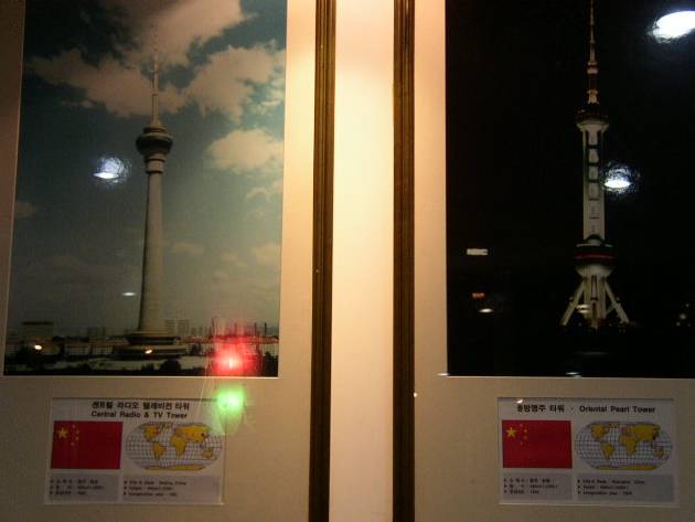 上海の東洋真珠塔と北京にある中央Radio&TV塔の比較